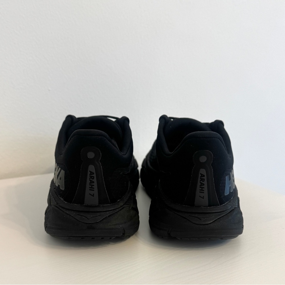 HOKA Arahi 7 Sneakers - Triple Black - Picture 5 of 9